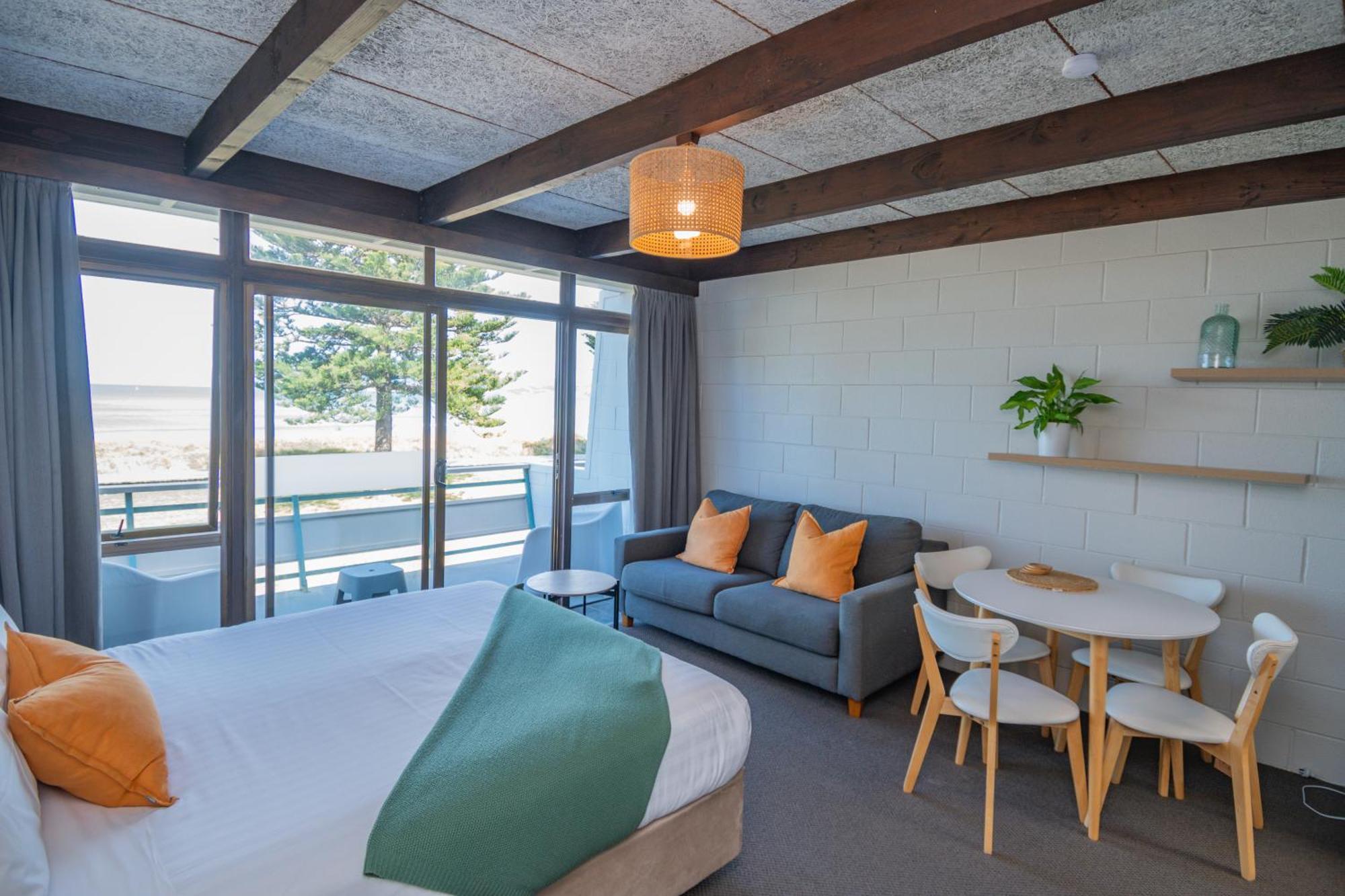 Whispering Sands Beachfront Motel กิสบอร์น ภายนอก รูปภาพ