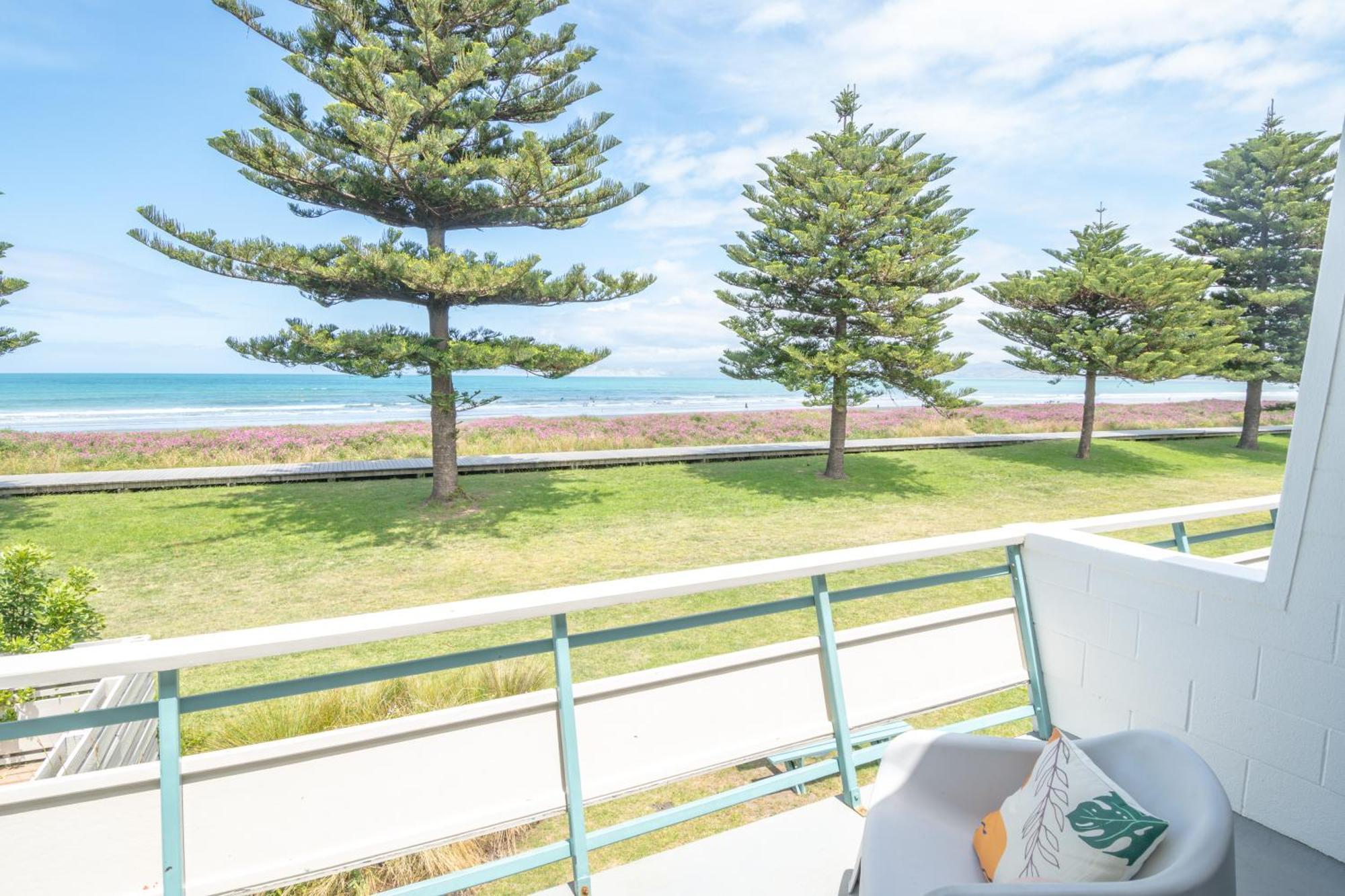 Whispering Sands Beachfront Motel กิสบอร์น ภายนอก รูปภาพ